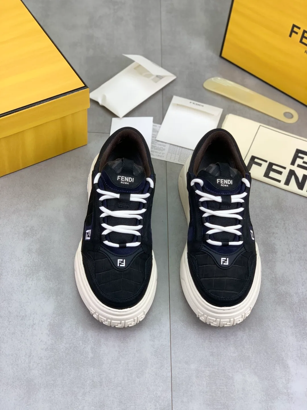 Men's Men's Shoes 💰P800 New Style 💰💎💎💎Summer Hot Style [FENDI Fendi] Top Version 🆕New slip-on sneakers, wavy soles engraved with original words. Embossed Fendi Flow lettering on the heel. The upper is made of high-end calfskin and breathable materials. Original lining with tone-on-tone details decorated with innovative handcrafting techniques. Ultra-light and wear-resistant TPU and IP foam soles, overall lightweight and comfortable. Size:39-44 (38 45 can be customized)